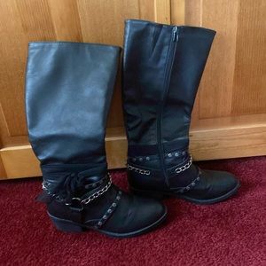 Black Low Heel Boot!